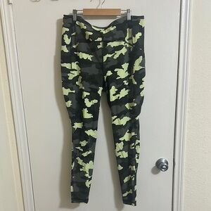 EUC Lululemon Swift Speed HR Tight 28" Size 14 Camo Crispin Green